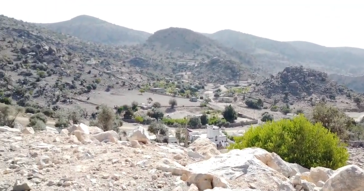 جبل السراة: تحليل جغرافي وسياحي وتنموي لأعلى قمم محافظة الظاهرة في سلطنة عُمان