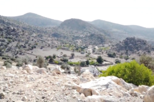 جبل السراة: تحليل جغرافي وسياحي وتنموي لأعلى قمم محافظة الظاهرة في سلطنة عُمان